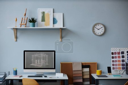 Téléchargez les photos : Lieu de travail moderne avec ordinateur avec plan sur écran debout sur la table dans le bureau - en image libre de droit