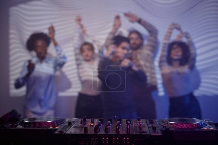 Téléchargez les photos : Image de fond de la station de musique DJ à la soirée disco rétro avec des gens dansant, espace de copie - en image libre de droit