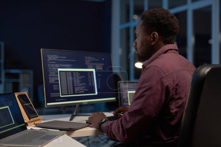 Téléchargez les photos : African American développeur se concentrant sur le développement de logiciels sur ordinateur - en image libre de droit
