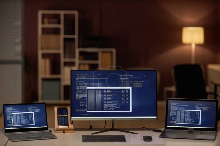 Foto de Primer plano de monitores de ordenador con códigos de programa en la oficina de TI - Imagen libre de derechos