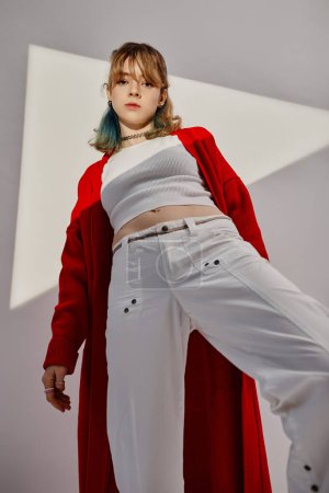 Retrato de una joven bonita con abrigo rojo de moda sobre fondo blanco