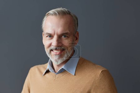 Téléchargez les photos : Portrait d'un homme d'affaires chevronné souriant à la caméra, espace de copie - en image libre de droit