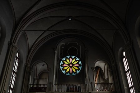 Téléchargez les photos : Vue à angle bas de l'église baptiste avec murs sombres et vitraux à l'intérieur - en image libre de droit