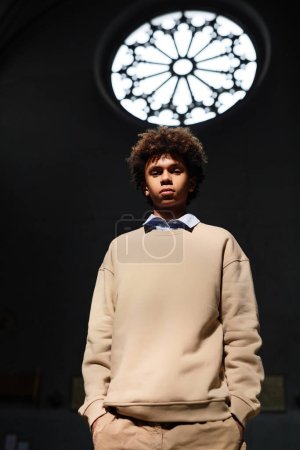 Foto de Imagen vertical del chico afroamericano mirando a la cámara mientras está de pie en la iglesia bautista - Imagen libre de derechos
