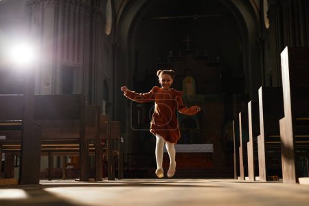 Téléchargez les photos : Afro-Américaine petite fille jouer et courir dans la vieille église - en image libre de droit