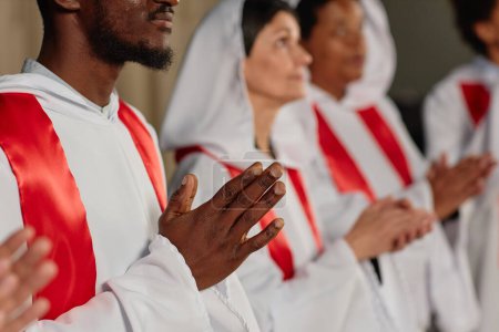 Téléchargez les photos : Gros plan d'un groupe multiethnique de personnes de la chorale de l'église applaudissant pendant la représentation - en image libre de droit