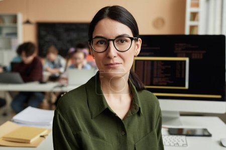 Foto de Mujer joven como profesora en clase de programación para niños mirando a la cámara - Imagen libre de derechos