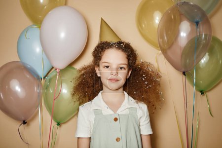Foto de Cintura mínima hacia arriba retrato de linda chica pelirroja con globos en la fiesta mirando a la cámara - Imagen libre de derechos