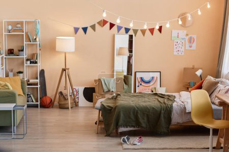Téléchargez les photos : Image de fond de la chambre des adolescents avec des décorations colorées, espace de copie - en image libre de droit