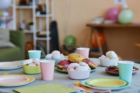 Foto de Imagen de fondo de la mesa con dulces y rosquillas en la fiesta de los niños, espacio para copiar - Imagen libre de derechos