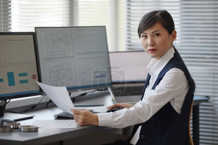 Téléchargez les photos : Portrait de femme asiatique en tant qu'ingénieure utilisant l'ordinateur au bureau et regardant la caméra, l'espace de copie - en image libre de droit