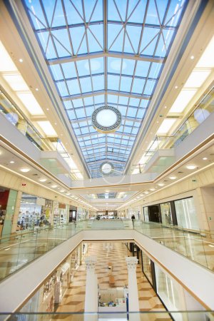 Téléchargez les photos : Image de fond verticale de l'intérieur du centre commercial moderne avec des éléments de conception de lumière et de verre copier l'espace - en image libre de droit