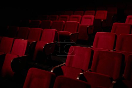 Foto de Imagen gráfica de fondo de filas de asientos vacías en público en el teatro con espacio de copia de poca luz - Imagen libre de derechos