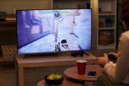 Foto de Primer plano del joven jugando videojuegos en la televisión con pantalla de juego, espacio de copia - Imagen libre de derechos