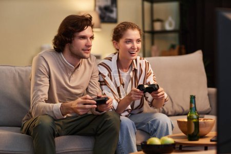 Porträt eines jungen Paares, das zu Hause Videospiele spielt und die gemeinsame Zeit genießt