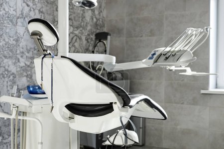 Téléchargez les photos : Image de fond de la chaise des dentistes et de l'équipement moderne dans la clinique dentaire, espace de copie - en image libre de droit