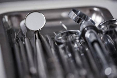 Téléchargez les photos : Macro shot d'outils stériles en métal avec miroir dans une clinique dentaire, espace de copie - en image libre de droit