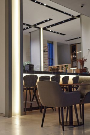Téléchargez les photos : Image de fond verticale de style loft moderne café intérieur avec accent sur comptoir de bar et chaises - en image libre de droit