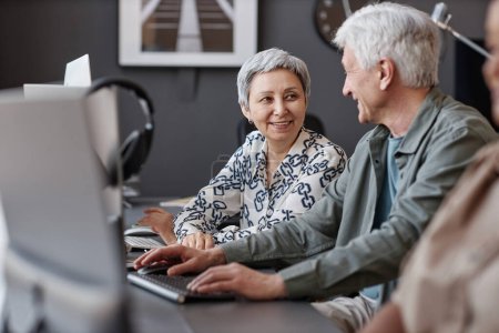 Téléchargez les photos : Portrait de deux personnes âgées souriantes en classe d'informatique apprenant une nouvelle technologie, espace de copie - en image libre de droit