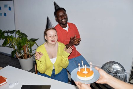 Foto de Retrato de jóvenes que celebran su cumpleaños en la oficina, filmado con flash, espacio para copiar - Imagen libre de derechos