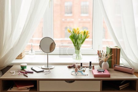 Téléchargez les photos : Vue de face image de fond de maquillage et d'objets personnels sur table par fenêtre avec bouquet de tulipes espace de copie - en image libre de droit