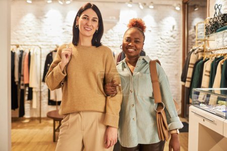Téléchargez les photos : Portrait taille haute de deux jeunes femmes faisant du shopping ensemble et regardant la caméra - en image libre de droit