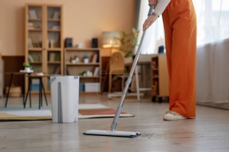 Foto de Cortada de mujer irreconocible fregando pisos en casa y disfrutando de espacio de copia de limpieza de primavera - Imagen libre de derechos