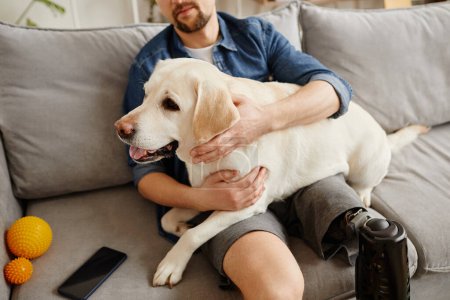 Primer plano del hombre con discapacidad sosteniendo gran perro blanco en el regazo mientras se relaja en el sofá juntos