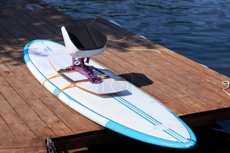 Foto de Primer plano de wakeboard con equipo adaptativo en muelle de madera al aire libre, espacio para copiar - Imagen libre de derechos