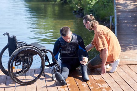 Téléchargez les photos : Portrait complet de l'homme handicapé se préparant à pratiquer des sports nautiques avec un équipement adaptatif - en image libre de droit