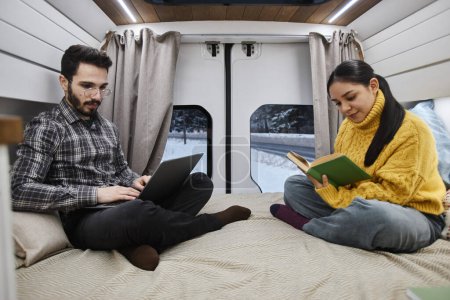 Téléchargez les photos : Portrait complet de jeunes couples en caravane profitant d'activités nocturnes tout en voyageant ensemble en hiver - en image libre de droit