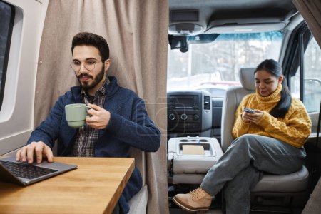 Téléchargez les photos : Portrait avant de jeunes couples vivant ensemble dans une caravane avec un homme travaillant avec un ordinateur portable au premier plan - en image libre de droit