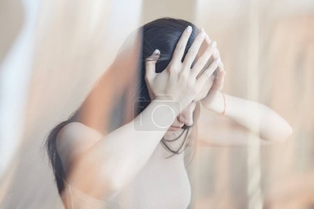 Téléchargez les photos : Portrait déformé d'une jeune femme aux prises avec des maux de tête et des problèmes de santé mentale - en image libre de droit
