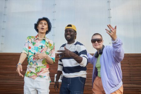 Téléchargez les photos : Portrait taille haute de divers groupes de jeunes dansant hip-hop à l'extérieur en ville portant des tenues à la mode et regardant la caméra - en image libre de droit