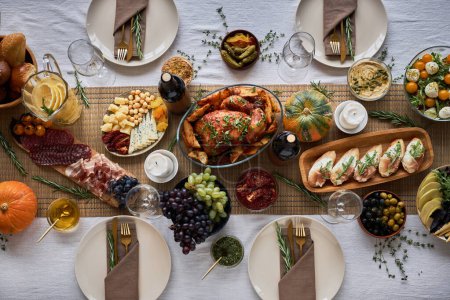 Foto de Vista superior de la imagen de fondo de la mesa de cena festiva con deliciosos platos rústicos de pavo, espacio para copiar - Imagen libre de derechos