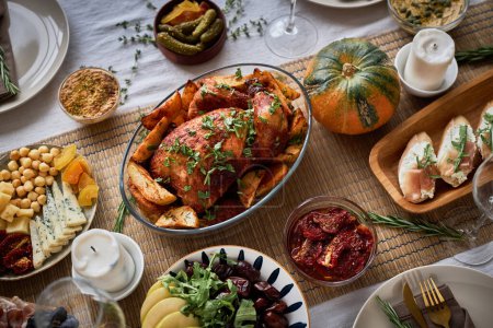 Téléchargez les photos : Gros plan de délicieux plat de dinde avec des pommes de terre rôties sur une élégante table à manger festive avec décor à thème d'automne, espace de copie - en image libre de droit
