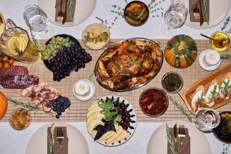 Foto de Vista superior de la imagen de fondo de la mesa de cena festiva para Acción de Gracias con plato de pavo asado, espacio de copia - Imagen libre de derechos