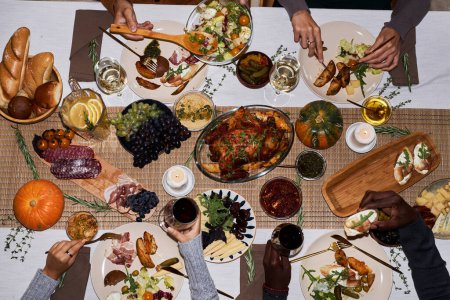 Hintergrundbild von oben von Menschen am festlichen Esstisch zu Thanksgiving genießen gebratene Gerichte, Kopierraum