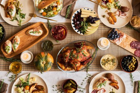 Téléchargez les photos : Fond de vue de dessus de table confortable ensemble pour Thanksgiving avec délicieuse dinde rôtie et nourriture de confort, espace de copie - en image libre de droit