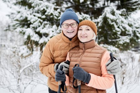Foto de Retrato de la feliz abrazo pareja de esquí senior juntos en invierno - Imagen libre de derechos
