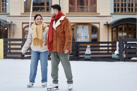 Téléchargez les photos : Portrait complet de jeunes couples patinant ensemble et s'amusant en hiver à l'extérieur, espace de copie - en image libre de droit