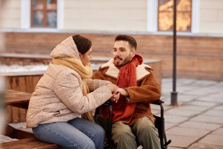 Foto de Retrato de pareja con discapacidad charlando al aire libre disfrutando de la fecha de invierno, espacio de copia - Imagen libre de derechos