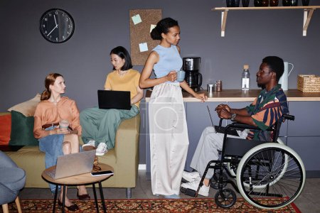 Vue d'ensemble de divers groupes de jeunes handicapés dans le salon de bureau photographié avec flash
