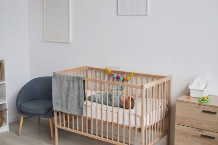 Hintergrundbild von gemütlichen Raum Interieur mit Baby spielen mit Spielzeug in Holzkrippe, Kopierraum