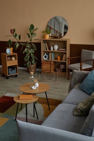 Imagen de fondo vertical de acogedora sala de estar con plantas verdes y decoración colorida, espacio de copia