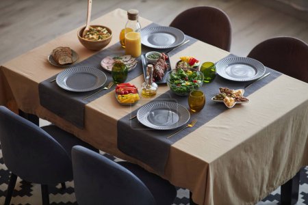 Imagen de fondo de la mesa de cena festiva con comida y decorada con espacio de copia a color azul