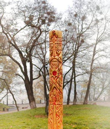 Foto de Ídolo pagano de madera o dios Perun al aire libre. El concepto de ritos religiosos. - Imagen libre de derechos