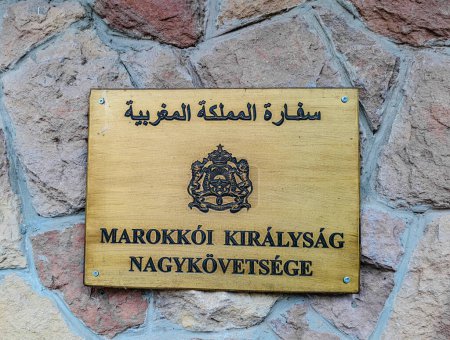 Téléchargez les photos : Panneau d'information sur le mur à l'entrée de l'Ambassade du Royaume du Maroc - en image libre de droit