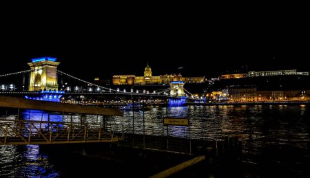 Puente de la Cadena en Budapest iluminado en los colores de la bandera de Ucrania por la noche
