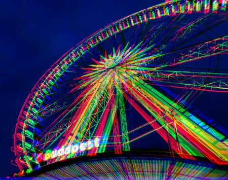 Téléchargez les photos : Image rasterisée RVB d'une roue de visualisation à Budapest la nuit - en image libre de droit
